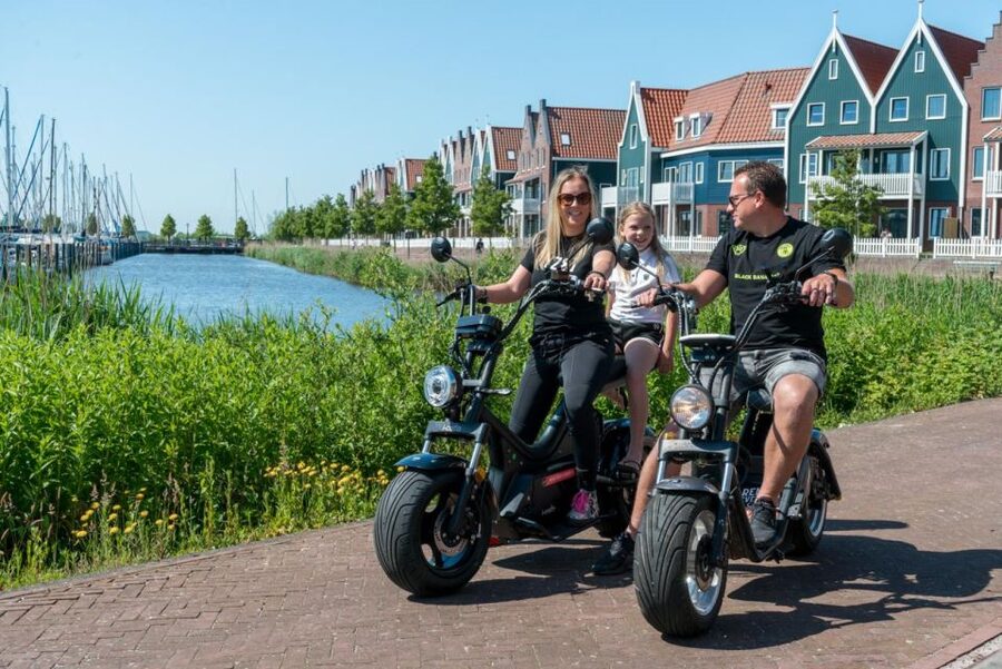 Volendam: E-Scooter Rental - Monnickendam: brick houses and a working harbor