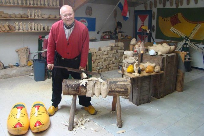 Volendam & Marken Private Tour in luxury Jaguar S Type 1/2 day - The clog factory visit