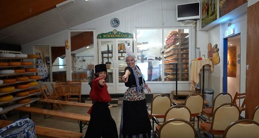 Volendam: Traditional Costume Photo with Cheese & Clog Tour - Practical booking advice