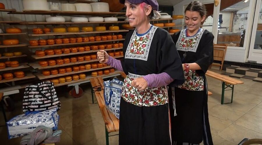 Volendam: Traditional Costume Photo with Cheese & Clog Tour - A quick taste of old-style Volendam