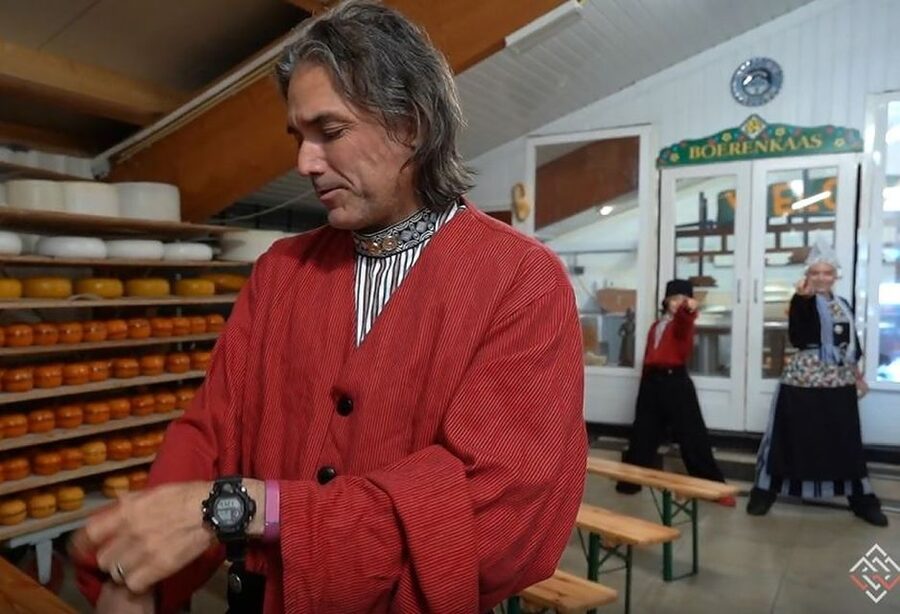 Volendam: Traditional Costume Photo with Cheese & Clog Tour - Watching a block of wood become a clog