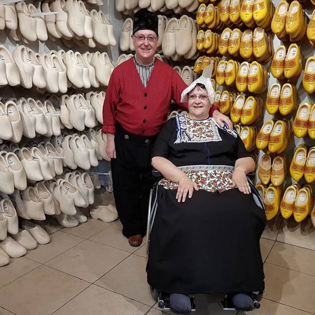 Volendam: Traditional Costume Photo with Cheese & Clog Tour - The final half hour: samples, shopping, and your print