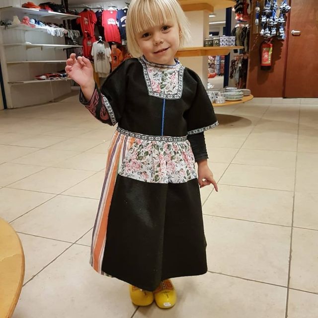 Volendam: Traditional Costume Photo with Cheese & Clog Tour - Languages, accessibility, and family fit