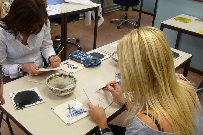 Workshop 'Paint your own Delft Blue Tile!' - Painting with Barbara, Joao, Maartje, or another studio instructor