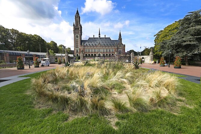 Your Own Hague. Behind The Scenes of The Royal City - The 183-centimeter-wide house