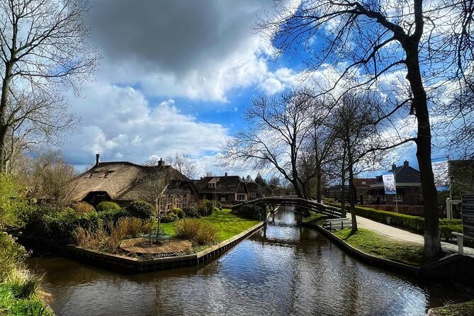 Zaanse Schans and Giethoorn Unique Day Trip with Boat Cruise - A one-hour cruise through Giethoorn and Bovenwijde
