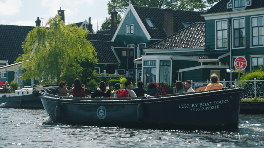 Zaanse Schans: Cruise UNESCO Windmills Village + Live Guide - Traditional houses, tea rooms, and a surprising restaurant