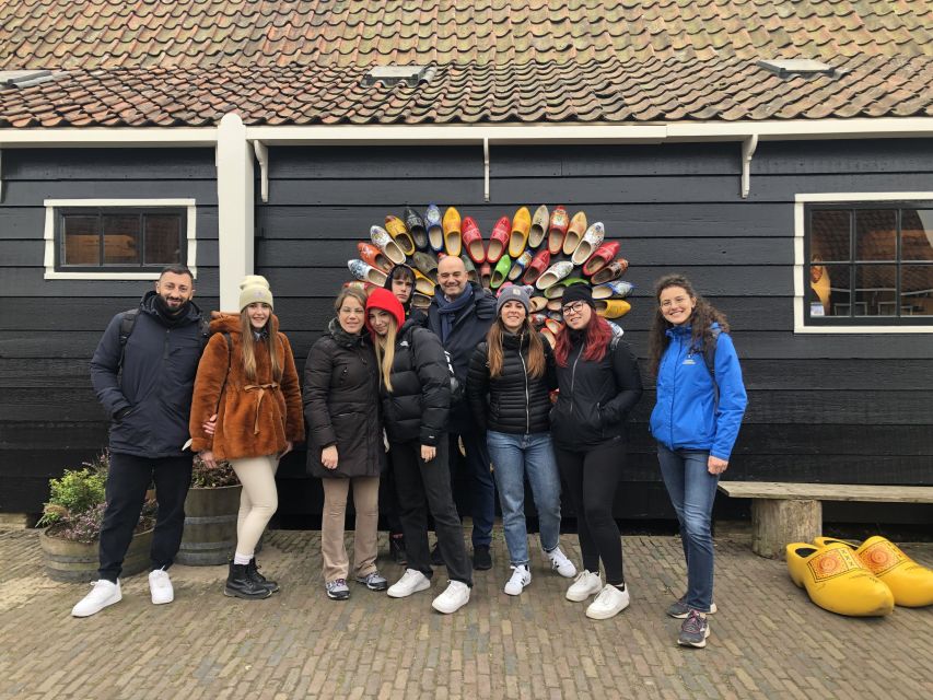 Zaanse Schans Windmills 4-Hour Tour in Italian - Walking into the windmill village